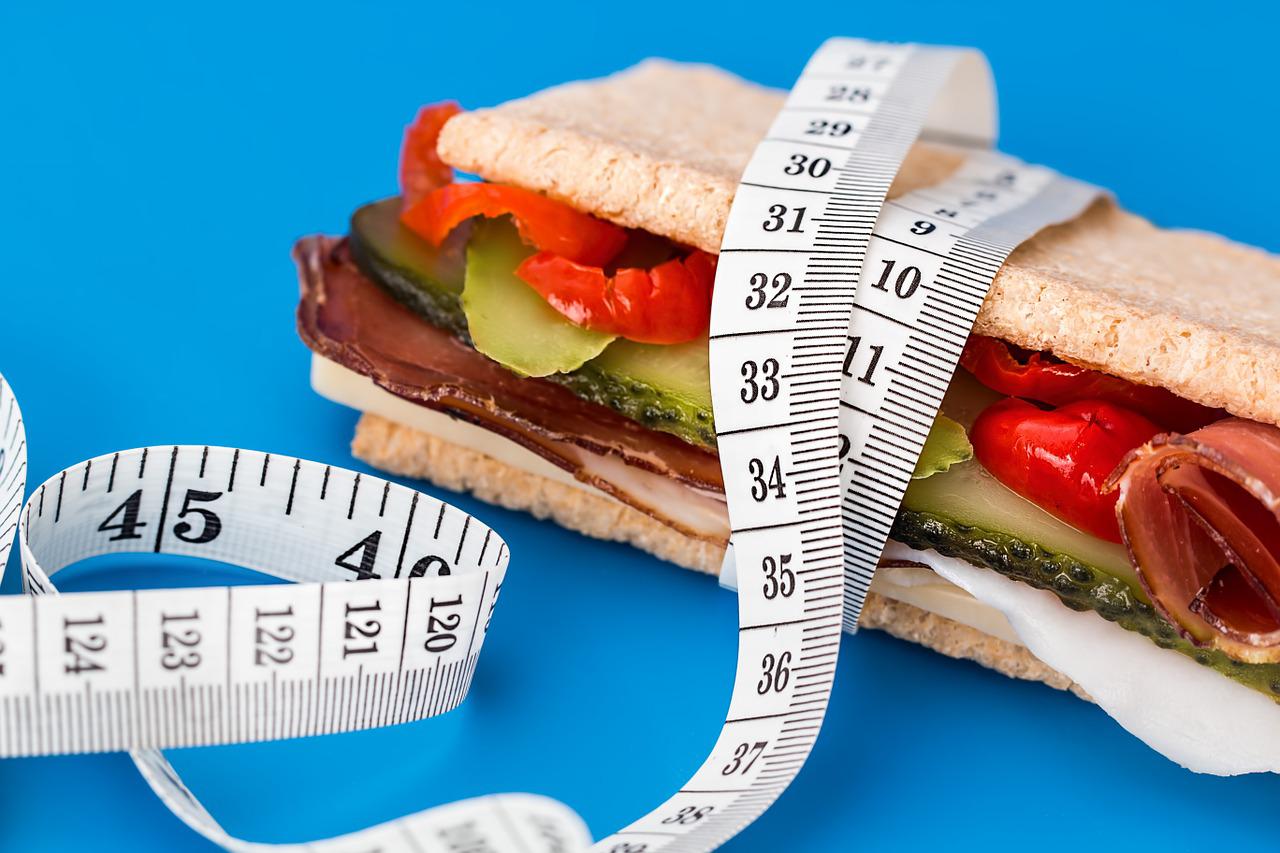 Jak schudnąć bez chodzenia na siłownię i stosowania diet odchudzających